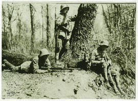 "1507 In einer Kriegshundeschule hinter der Westfront. Auf Patrouille. Fertigmachen einer Me...