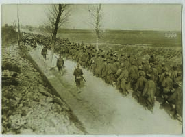 "635 Bei Craonne gefangene Franzosen werden hinter die Linie gebracht."