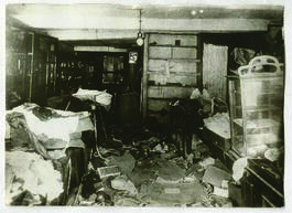 "303 Russenzerstörungen in einem Laden in Ost- preussen."