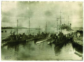 "772 U-Boot-Mutterschiff mit seinen Pfleglingen."