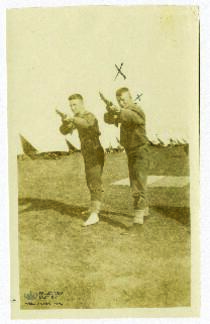 El soldado Frank Allen realizando unas prácticas de tiro