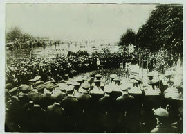 "773 Die Gedenkfeier an den Gräbern der für das Vaterland in der Seeschlacht beim Skegerrak ...