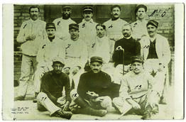 Grupo de prisioneros posando en un campo sin identificar