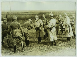 "239 Der König von Württemberg bei den Württembergern an der Westfront. Der König im Gespräc...