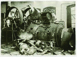 "298 Gesprengte elektrische Anlagen in einer Zuckerfabrik, die von den Engländern geräumt wu...