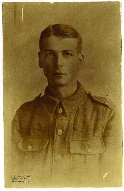 Retrato de medio cuerpo del soldado Clarence E. Caunter