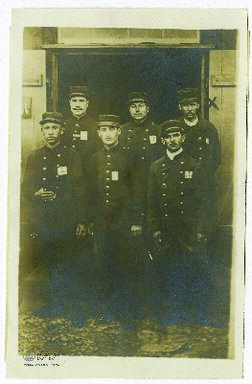 Grupo de prisioneros entre los que se identifica al soldado Robert Marie Pierre