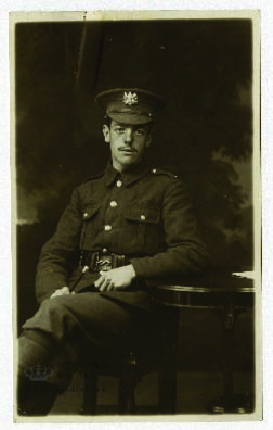 Retrato de tres cuartos del soldado Frank McLaren