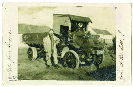 Retrato de monsieur Lepez posando junto a un vehículo