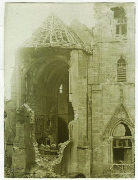 "311 Die zerschossene Absis der grossen katholischen Kirche in Sennheim."