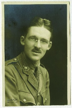 Retrato de medio cuerpo del teniente Charles William McKinlay