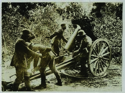 "1086 Aus dem Westen. Erbeutetes französisches 15 cm Geschütz wird von der deutschen Artille...