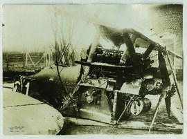 "363 Die Luftkämpfe bei Arrás. Die unversehrten Motoren eines englischen abgeschossenen Kamp...