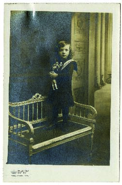 Retrato de niña con muñeca en sus brazos