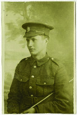 Retrato de medio cuerpo del teniente Charles Reginald Smith