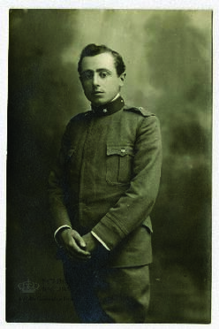 Retrato de tres cuartos del oficial Giuseppe Toro