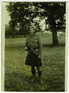 Retrato de Fred. W. Leslie, cabo de la Compañía "D" del "4th Gordon Highlanders Re...