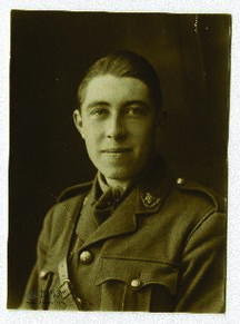 Retrato de busto del oficial H. J. Roy Hosking