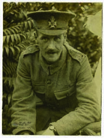 Retrato de medio cuerpo del fusilero C.A. Rodwell