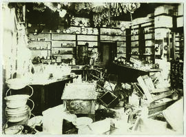 "302 Russenverwüstungen in einem Kolonialwarenladen in Ostpreussen."