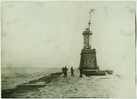 "1035 Aus Rumänien. Deutsche Kriegsmarineflagge auf der Mole von Constanza."