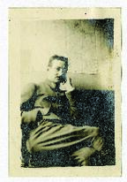 El teniente aviador André de Billy posando en su despacho