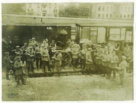 "1090 Verpflegung aus der Gulaschkanone nach Beenigung des Verladens."