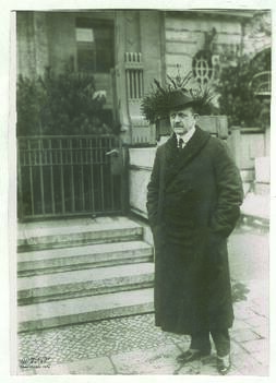 "121 Graf Bernstorff auf dem Wege zum Auswärtigen Amt vor dem Hotel Esplanade."