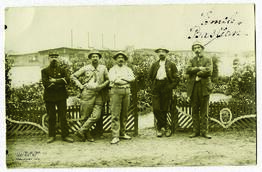 Emile Bastien posa con un grupo de prisioneros en el campo de Friedrichsfeld