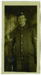 Retrato de tres cuartos del soldado Jack May