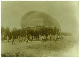 "1227 Bei einer Fesselballon-Abteilung. Der Ballon wird nach dem Aufstiegplatz gebracht."