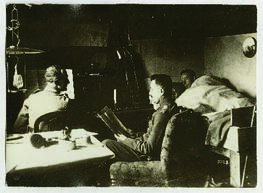 "242 Ein musikalisches Osterabendstuendchen im Unterstand in der Champagne."