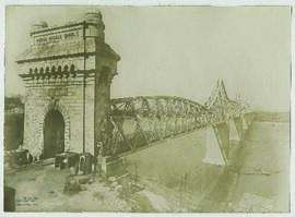 "1033 Aus Rumänien. Brücke bei Cernavoda mit Kolossalfigur eines rumänischen Soldaten."