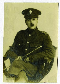 Retrato sedente y de tres cuartos del soldado Douglas Bradley Smith