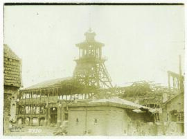 "512 Die Schlacht im Westen. Eine der vielen, durch schweres englisches Feuer zerstörten Zec...