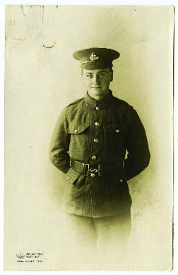 Retrato de tres cuartos del soldado Frederick W. Andrews