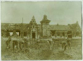 "1018 Bilder von der Westfront. Durch englisches Granatfeuer zerstörtes Denkmal für die Opfe...