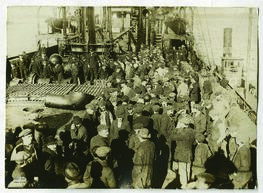 "No.106 Zur Rückkehr der "Möwe": An Deck der "Möwe" mit den zahlreichen ...