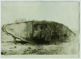 "835 Einer der vielen englischen Tanks, die von deutschem Feuer zerstört wurden."