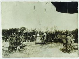 "1228 Bei einer Fesselballon-Abteilung. Fertigmachen des Ballonkorbes."