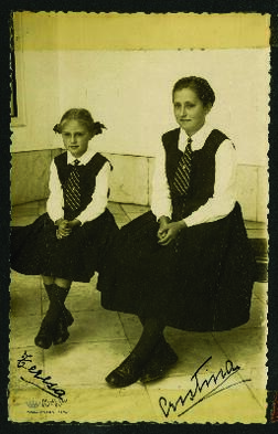 Retrato de Cristina y Teresa Zamoyski  Borbón con uniforme de colegio