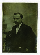 Retrato de medio cuerpo del soldado Maurice Fouquet posando con atuendo civil