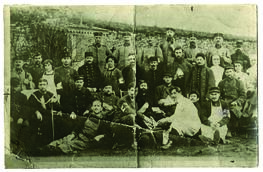 Grupo de prisioneros posando en el campo de Bouillon