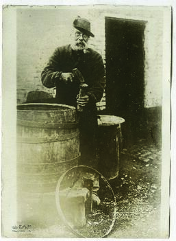 "1163 Beschäftigung der Belgier und Vlamen während des Krieges. Belgischer Böttchermeister.&...