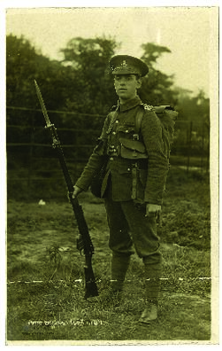 Retrato de cuerpo entero del soldado Alfred Piercy