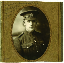 Retrato de medio cuerpo del soldado F. Morgan