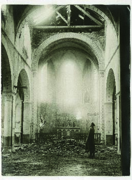 "315 Das Innere der unter französischem Feuer liegenden Kirche von Braquis."