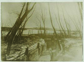 "1036 Aus Rumänien. Grabenstellung am Fluss."